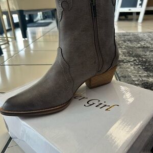 Women's Taupe Western Boots